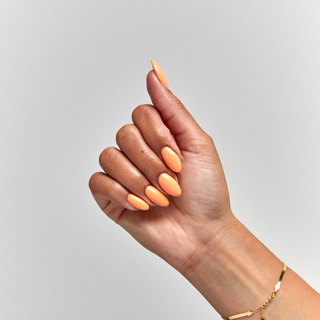 en Vogue Lac it! Do no Disturb punchy pastel orange crème UV/LED gel polish for professional nails and extensions. Shown on oval nails