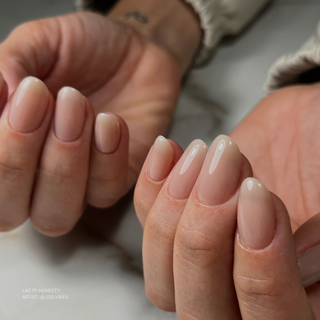 en Vogue Lac it! honesty sandy peach jelly UV/LED gel polish for professional nails and extensions, shown on oval nail manicure